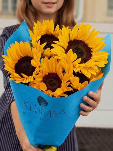 Букет из 5 подсолнухов в крафте 