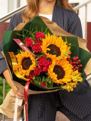 Букет из подсолнухов и кустовой розы 