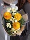 Букет жёлтых одиночных хризантем с маттиолой