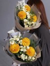 Букет жёлтых одиночных хризантем с маттиолой