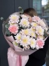 Букет из хризантем с диантусом
