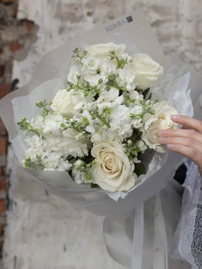 Букет из маттиолы и роз