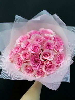 Букет из 25 нежно-розовых роз в оформлении