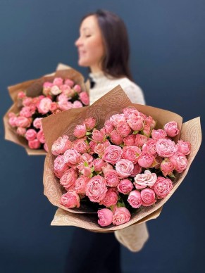 Букет из 15 розовых кустовых роз Бомбастик