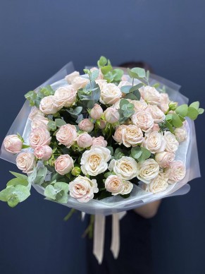 Букет из 15 кустовых роз с эвкалиптом