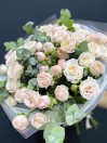 Букет из 15 кустовых роз с эвкалиптом