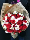Букет 25 роз с ирисами