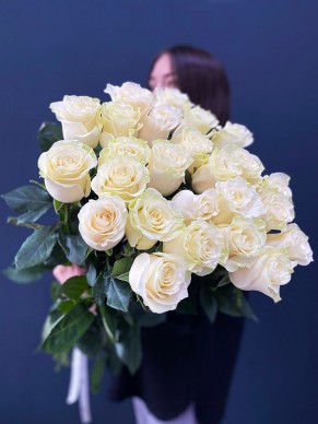 Букет из 25 длинных белых роз
