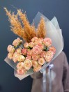 Букет из 5 кустовых роз с пампасной травой