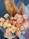 Букет из 5 кустовых роз с пампасной травой
