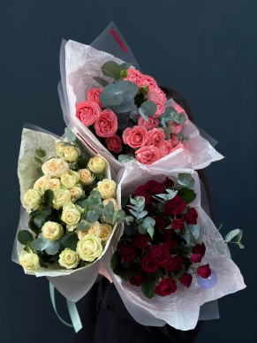 Букет из 5 кустовых роз с эвкалиптом