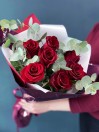 Букет из 7 красных роз с эвкалиптом