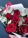 Букет из 7 красных роз с эвкалиптом