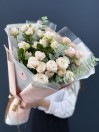 Букет из 7 кустовых роз Бомбастик с эвкалиптом