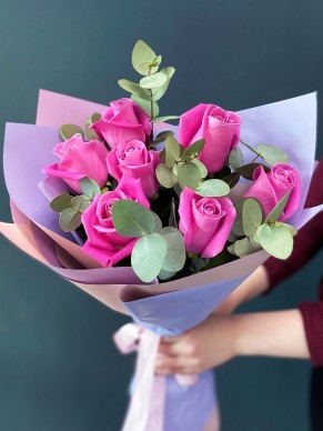 Букет из 7 розовых роз с эвкалиптом