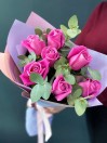 Букет из 7 розовых роз с эвкалиптом