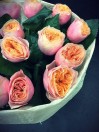 Букет пионовидных роз в жатом крафте