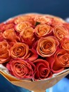 Букет из 25 оранжевых роз в жатом крафте