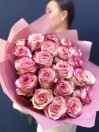 Букет из 25 роз с розовой окантовкой