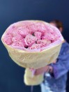Букет из 25 нежно-розовых роз в жатом крафте