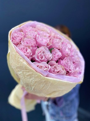 Букет из 25 нежно-розовых роз в жатом крафте