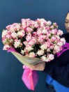 Букет из 25 розово-белых кустовых роз 