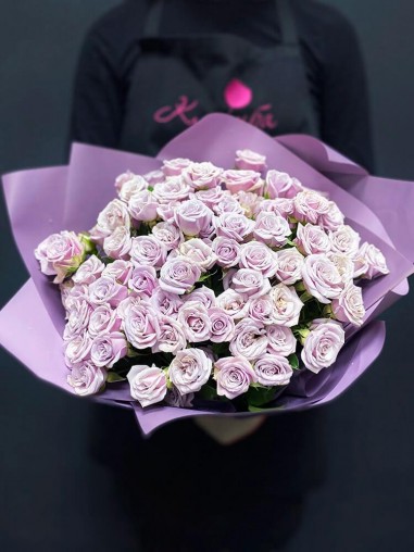 Букет из 25 кустовых роз в сиреневом цвете