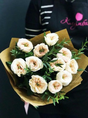 Букет из 11 пионовидных роз сорта Charity