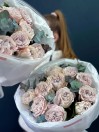 Букет из 11 эксклюзивных роз с эвкалиптом