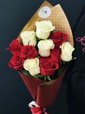 Букет из 11 роз Красно-белое ассорти