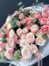 Букет из 21 кустовой розы с эвкалиптом