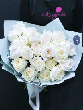 Букет из 23 садовых роз White Ohara