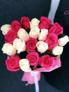 Букет из 25 белых и розовых роз