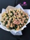 Букет из 25 кремово-персиковых кустовых роз