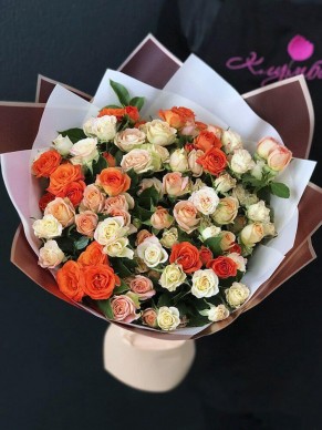 Букет из 25 кустовых роз персиковый микс