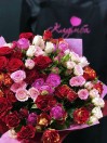 Букет из 25 кустовых роз яркое ассорти