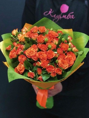 Букет из 25 оранжевых кустовых роз