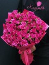 Букет из 25 ярко-розовых кустовых роз