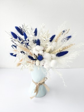 Букет из сухоцветов в вазе синий