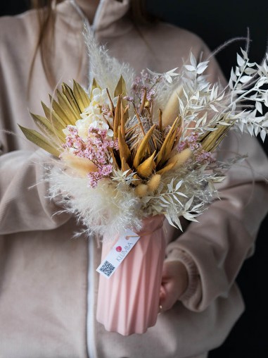 Сухоцветы в розовой вазе