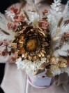 Сухоцветы в розовом кашпо