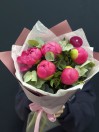 Букет из 5 коралловых пионов