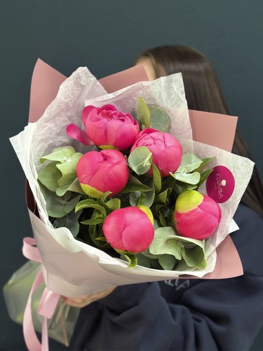 Букет из 5 коралловых пионов