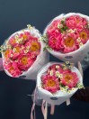 Букет из коралловых пионов и кустовой ромашки