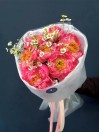 Букет из коралловых пионов и кустовой ромашки