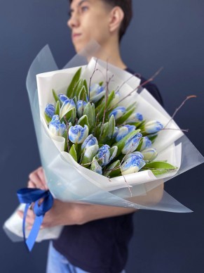 Букет из 21 голубого заснеженного тюльпана