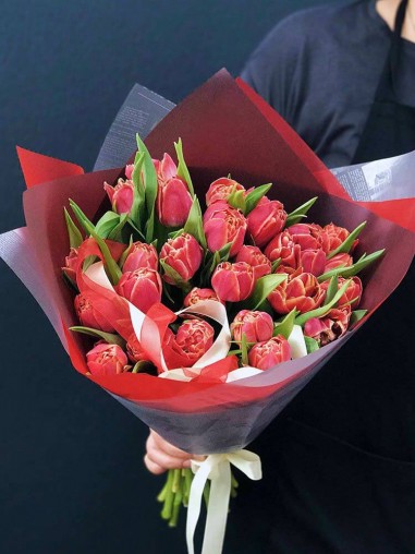 Букет 35 красных тюльпанов дабл