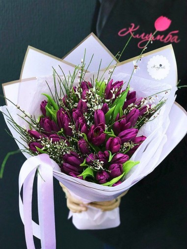 Букет из 41 фиолетового тюльпана