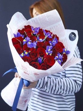 Букет 25 роз с синими ирисами