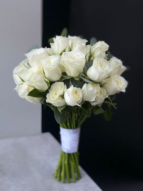 Свадебный букет из белых кустовых роз